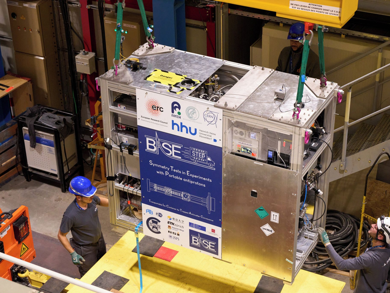Insgesamt wiegt der Container rund 800 Kilogramm - für den Transport ist deshalb ein Lastwagen nötig. - Foto: Kernforschungszentrum Cern/dpa