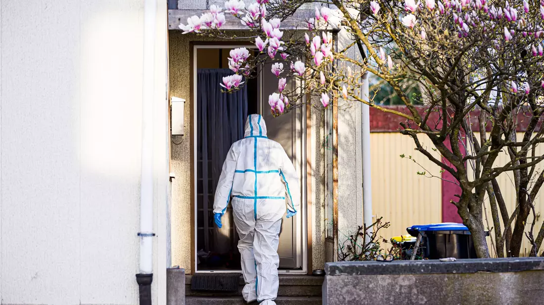 An dem Einfamilienhaus in Barsinghausen läuft die Spurensicherung. - Bild: Moritz Frankenberg/dpa
