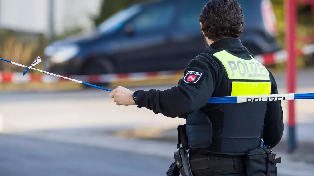 Die Polizei wurde in der Nacht per Notruf zu der Tat gerufen. - Bild: Moritz Frankenberg/dpa