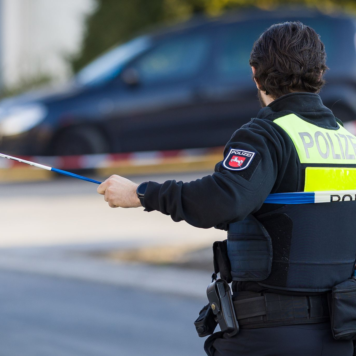Die Polizei wurde in der Nacht per Notruf zu der Tat gerufen. - Foto: Moritz Frankenberg/dpa