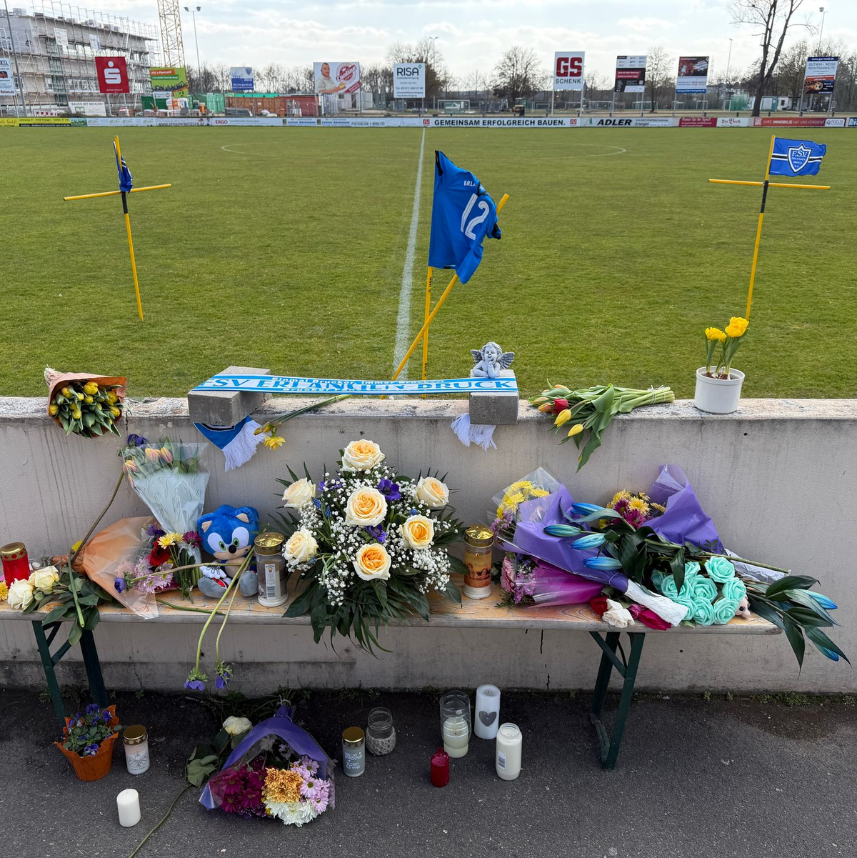 In Erlangen ist ein Fußballtor auf einen Jungen gestürzt. - Foto: Sven Grundmann/News5/dpa