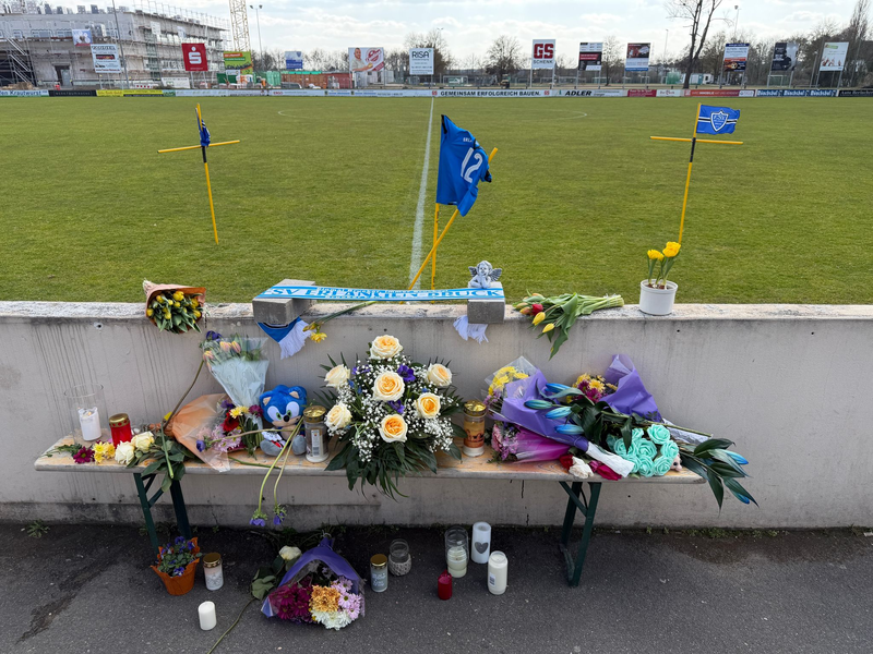 In Erlangen ist ein Fußballtor auf einen Jungen gestürzt. - Foto: Sven Grundmann/News5/dpa