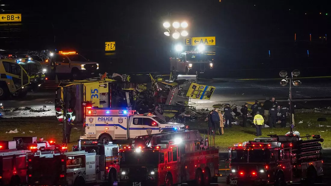 Der Flugbetrieb auf dem Airport LaGuardia wurde unterbrochen. - Bild: Ryan Murphy/AP/dpa