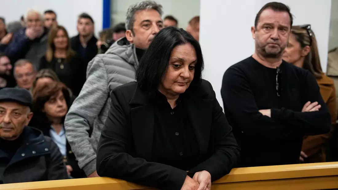Angehörige der Opfer des Zugunglücks bei Tempi verfolgten den Prozess in Larissa. - Bild: Thanassis Stavrakis/AP/dpa