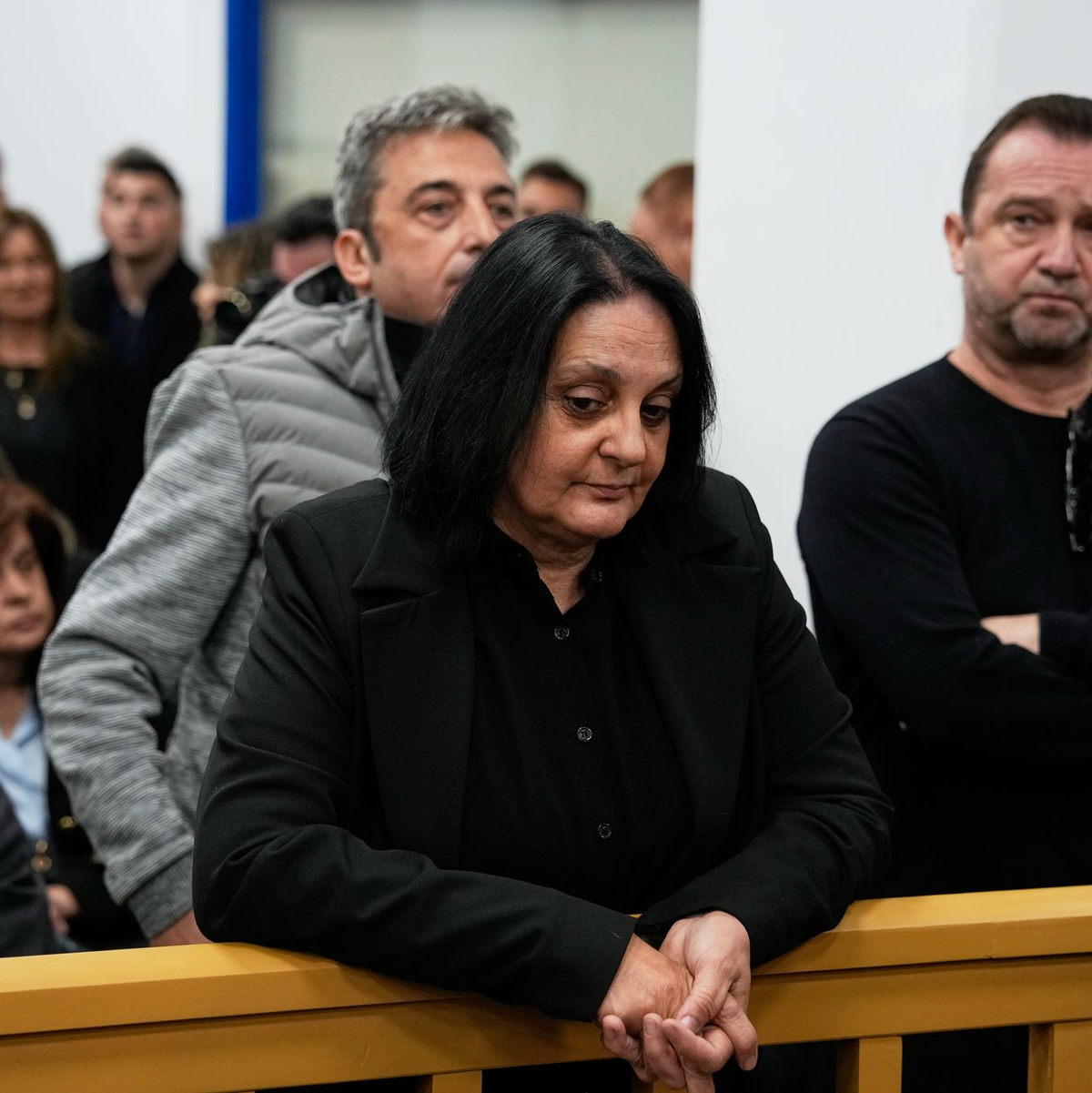 Angehörige der Opfer des Zugunglücks bei Tempi verfolgten den Prozess in Larissa. - Foto: Thanassis Stavrakis/AP/dpa