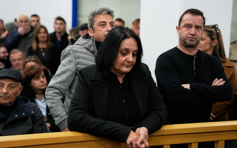 Angehörige der Opfer des Zugunglücks bei Tempi verfolgten den Prozess in Larissa. - Foto: Thanassis Stavrakis/AP/dpa