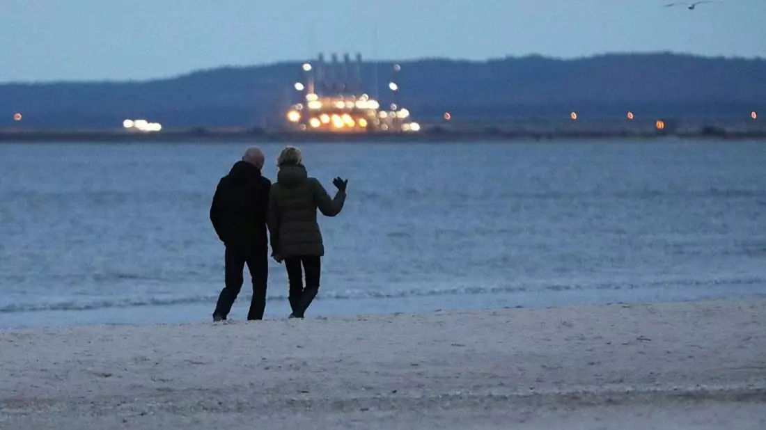 Paar geht am Strand spazieren - Bild: via dts Nachrichtenagentur