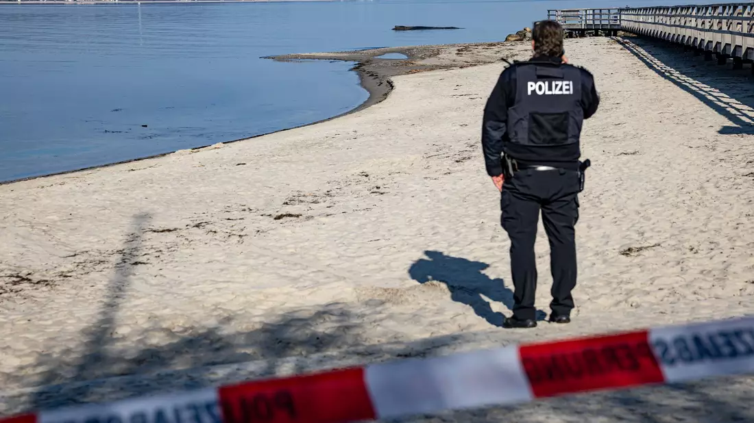 Die Polizei bittet darum, sich dem Wal nicht zu nähern, um ihn nicht zusätzlich zu stressen.  - Bild: Ulrich Perrey/dpa