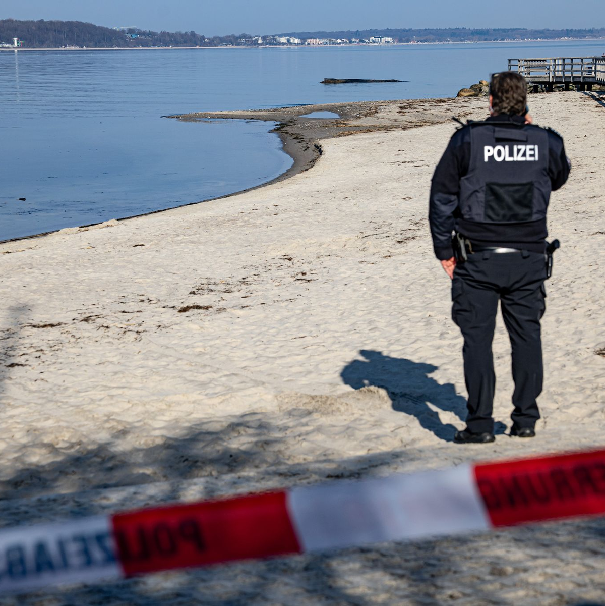 Die Polizei bittet darum, sich dem Wal nicht zu nähern, um ihn nicht zusätzlich zu stressen.  - Foto: Ulrich Perrey/dpa
