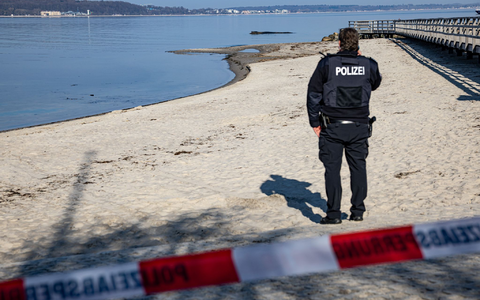 Die Polizei bittet darum, sich dem Wal nicht zu nähern, um ihn nicht zusätzlich zu stressen.  - Foto: Ulrich Perrey/dpa