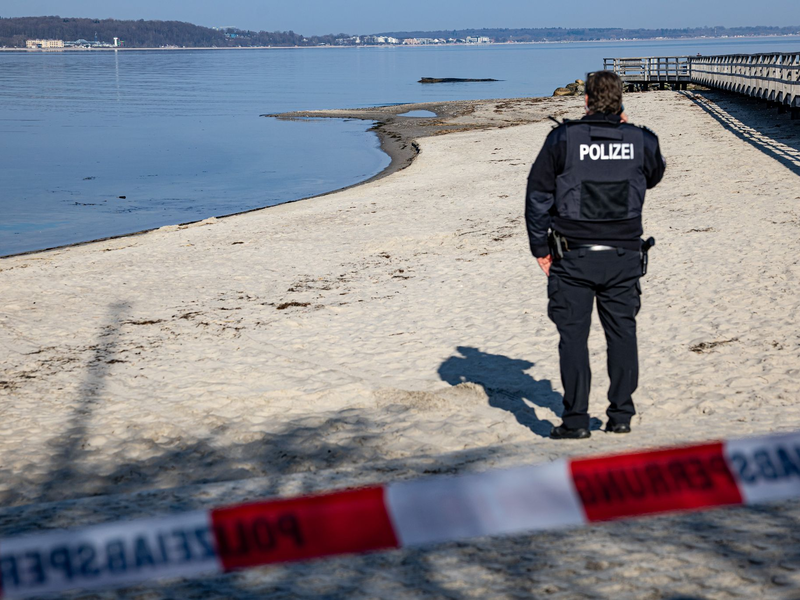 Die Polizei bittet darum, sich dem Wal nicht zu nähern, um ihn nicht zusätzlich zu stressen.  - Foto: Ulrich Perrey/dpa