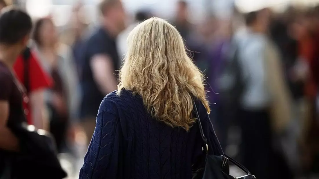 Blonde Frau mit Locken (Archiv) - Bild: via dts Nachrichtenagentur