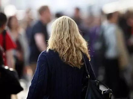 Blonde Frau mit Locken (Archiv) - Foto: via dts Nachrichtenagentur