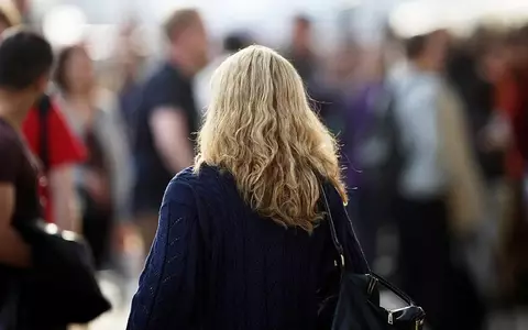 Blonde Frau mit Locken (Archiv) - Foto: via dts Nachrichtenagentur