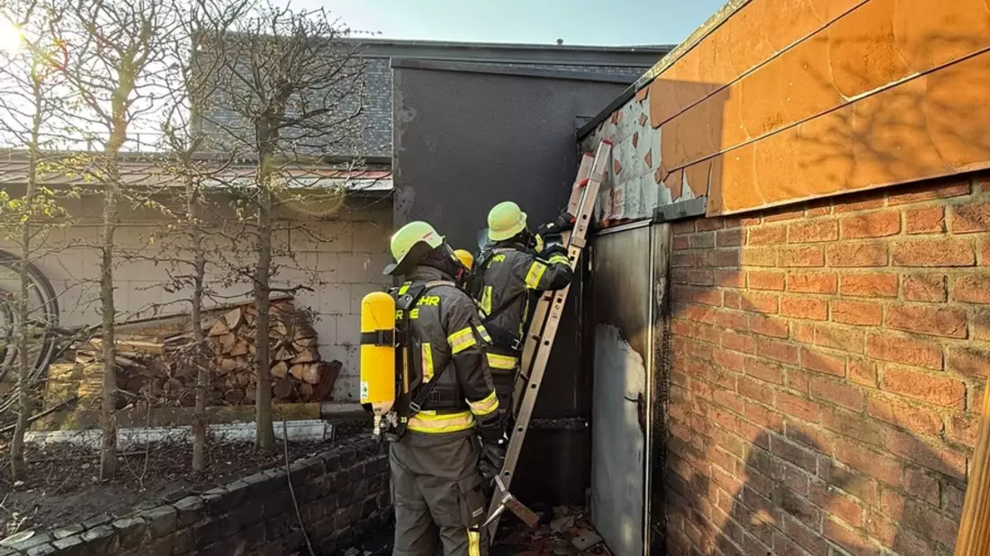 FW-WRN: Brennende Mülltonnen am Gebäude an der Selmer Landstraße - Bild: Feuerwehr Werne., presseportal.de