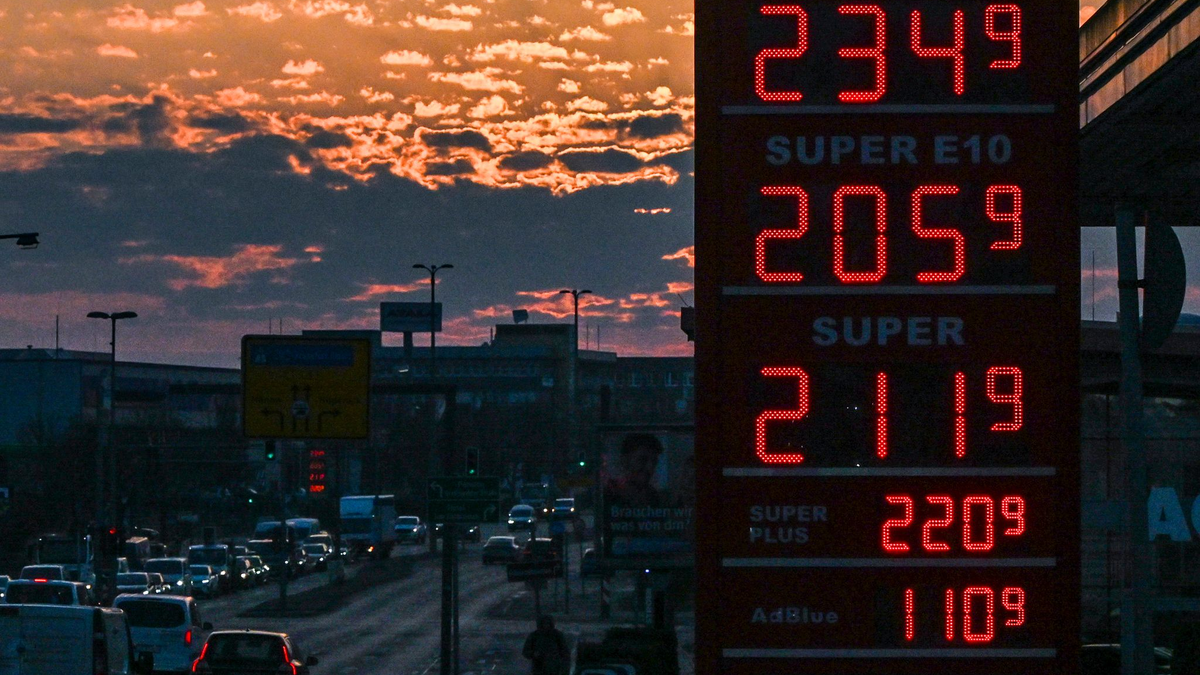 Tanken wird immer teurer - Diesel ist nur noch minimal vom Allzeithoch entfernt.  - Foto: Jens Kalaene/dpa