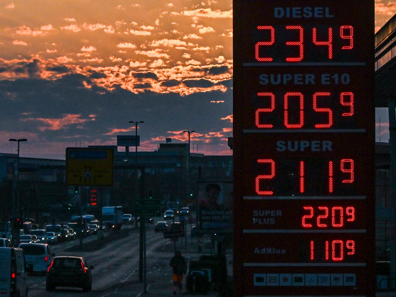Tanken wird immer teurer - Diesel ist nur noch minimal vom Allzeithoch entfernt. - Foto: Jens Kalaene/dpa