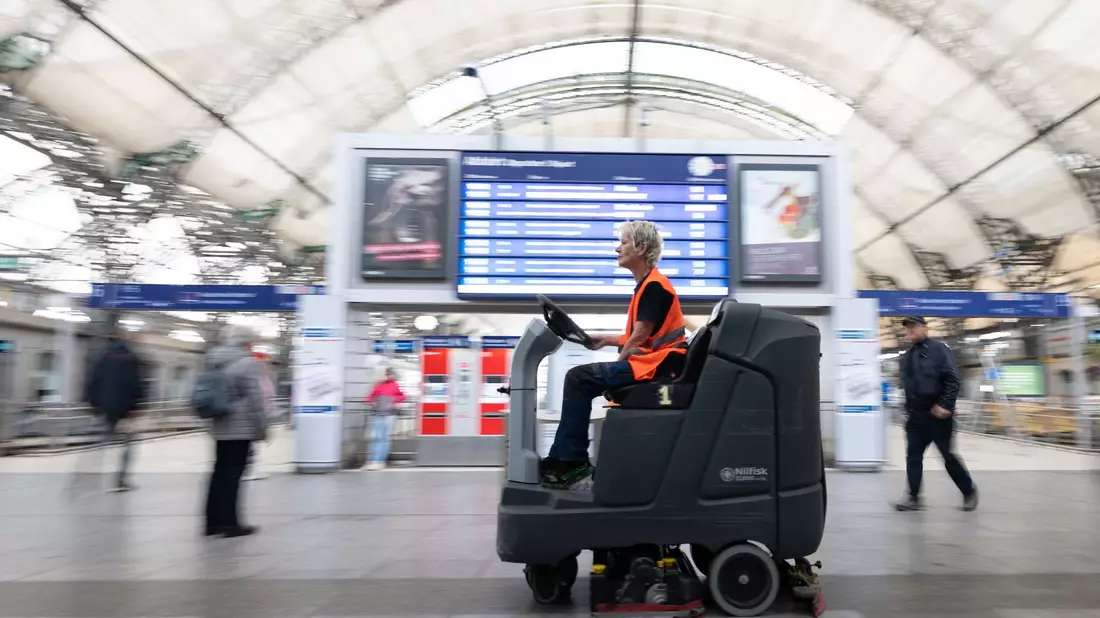 Beim Frühjahrsputz der Bahn sollen dieses Jahr doppelt so viele Stationen gereinigt werden wie sonst. (Archivbild) - Bild: Sebastian Kahnert/dpa