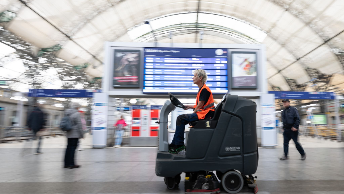 Beim Frühjahrsputz der Bahn sollen dieses Jahr doppelt so viele Stationen gereinigt werden wie sonst. (Archivbild) - Foto: Sebastian Kahnert/dpa
