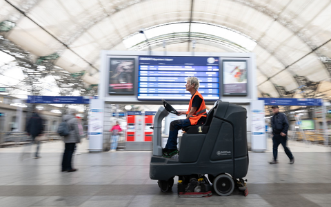 Beim Frühjahrsputz der Bahn sollen dieses Jahr doppelt so viele Stationen gereinigt werden wie sonst. (Archivbild) - Foto: Sebastian Kahnert/dpa