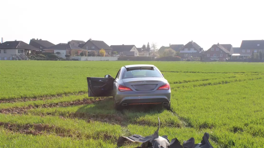 POL-DN: Gefährliches Überholmanöver endet im Feld - Polizei ermittelt - Bild: presseportal.de