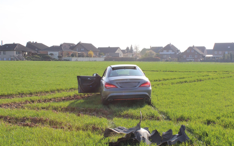 POL-DN: Gefährliches Überholmanöver endet im Feld - Polizei ermittelt - Foto: presseportal.de