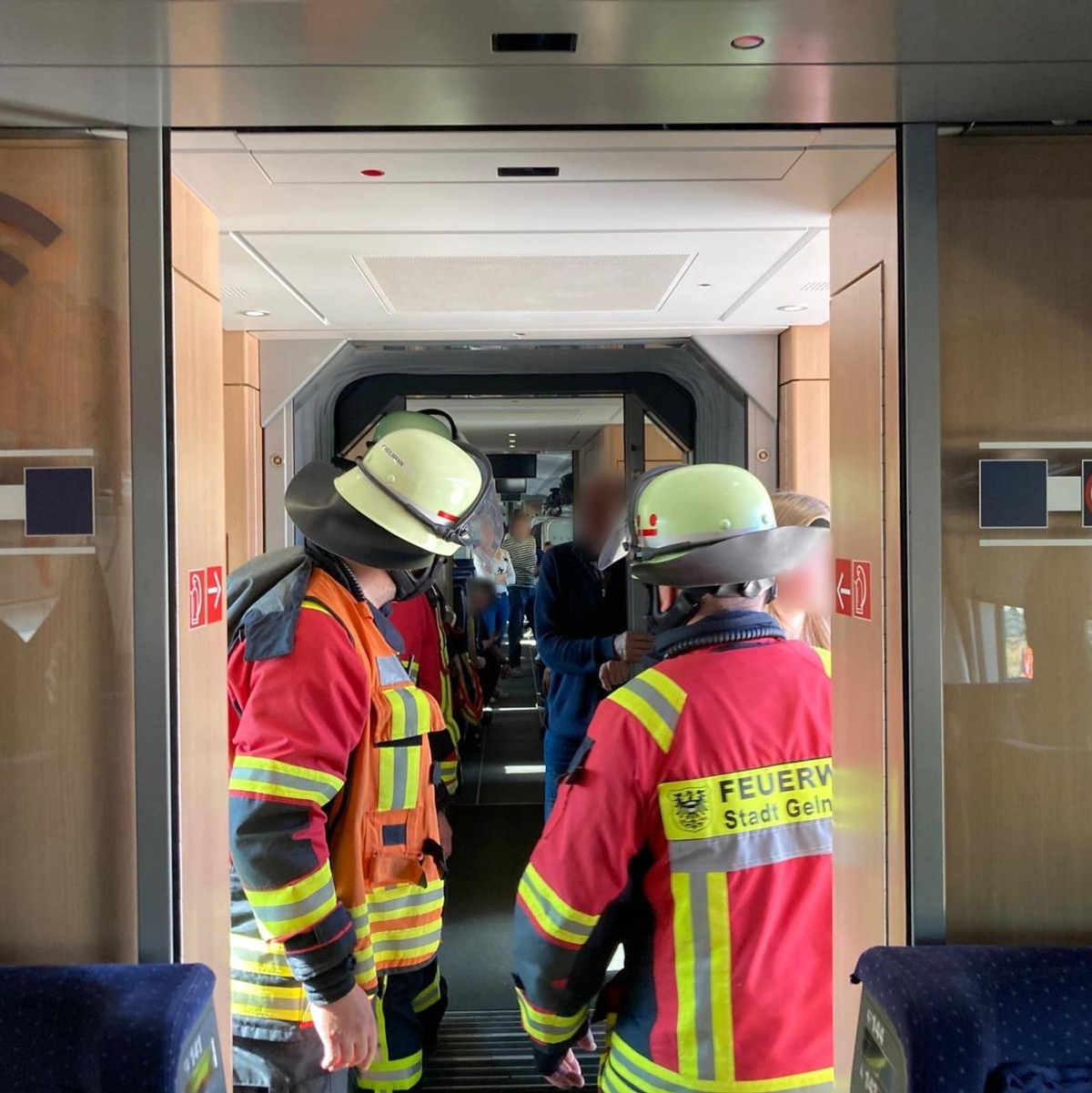 Rettungskräfte der Feuerwehr stehen im ICE. - Foto: Privat/dpa