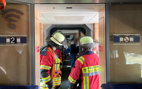 Rettungskräfte der Feuerwehr stehen im ICE. - Foto: Privat/dpa