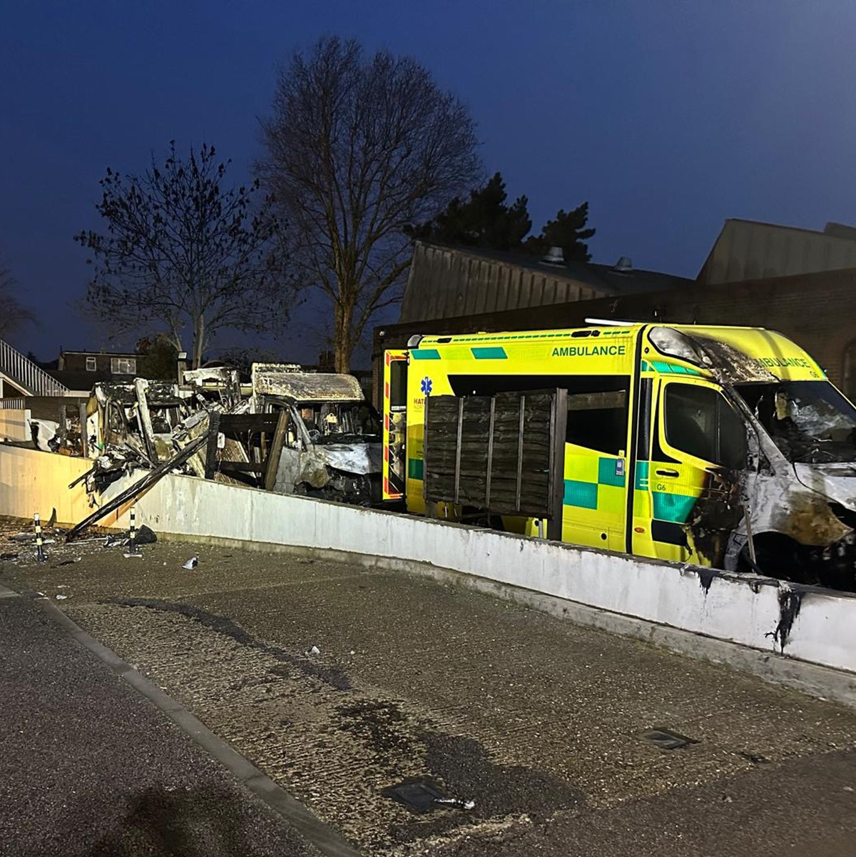Ein Brandanschlag auf den Rettungsdienst einer jüdischen Gemeinde versetzt London in einen Schockzustand. - Foto: Pa/PA Wire/dpa