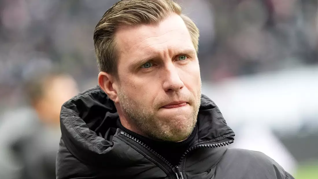Eintracht Frankfurts Sportvorstand Markus Krösche lässt Gerüchte abprallen. (Archivbild) - Bild: Marc Schüler/dpa