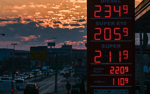 Die Spritpreise steigen – Aktien, Gold und Silber sind unter Druck. - Foto: Jens Kalaene/dpa