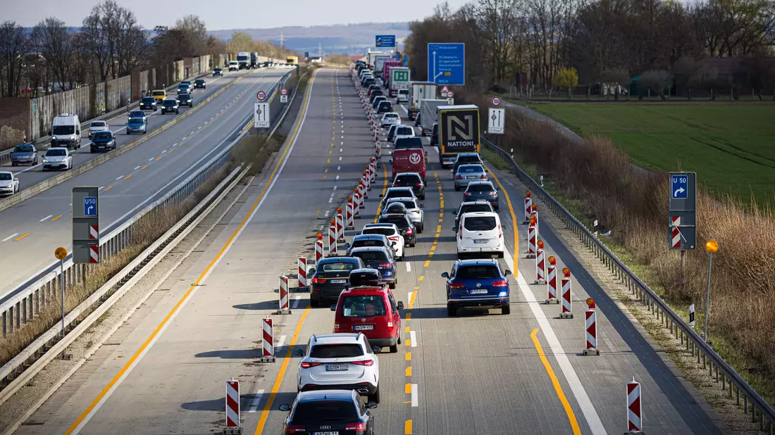 Reiseverkehr, Berufsverkehr und dann noch Baustellen auf der Autobahn - eine stauanfällige Kombination. (Archivbild) - Bild: Moritz Frankenberg/dpa