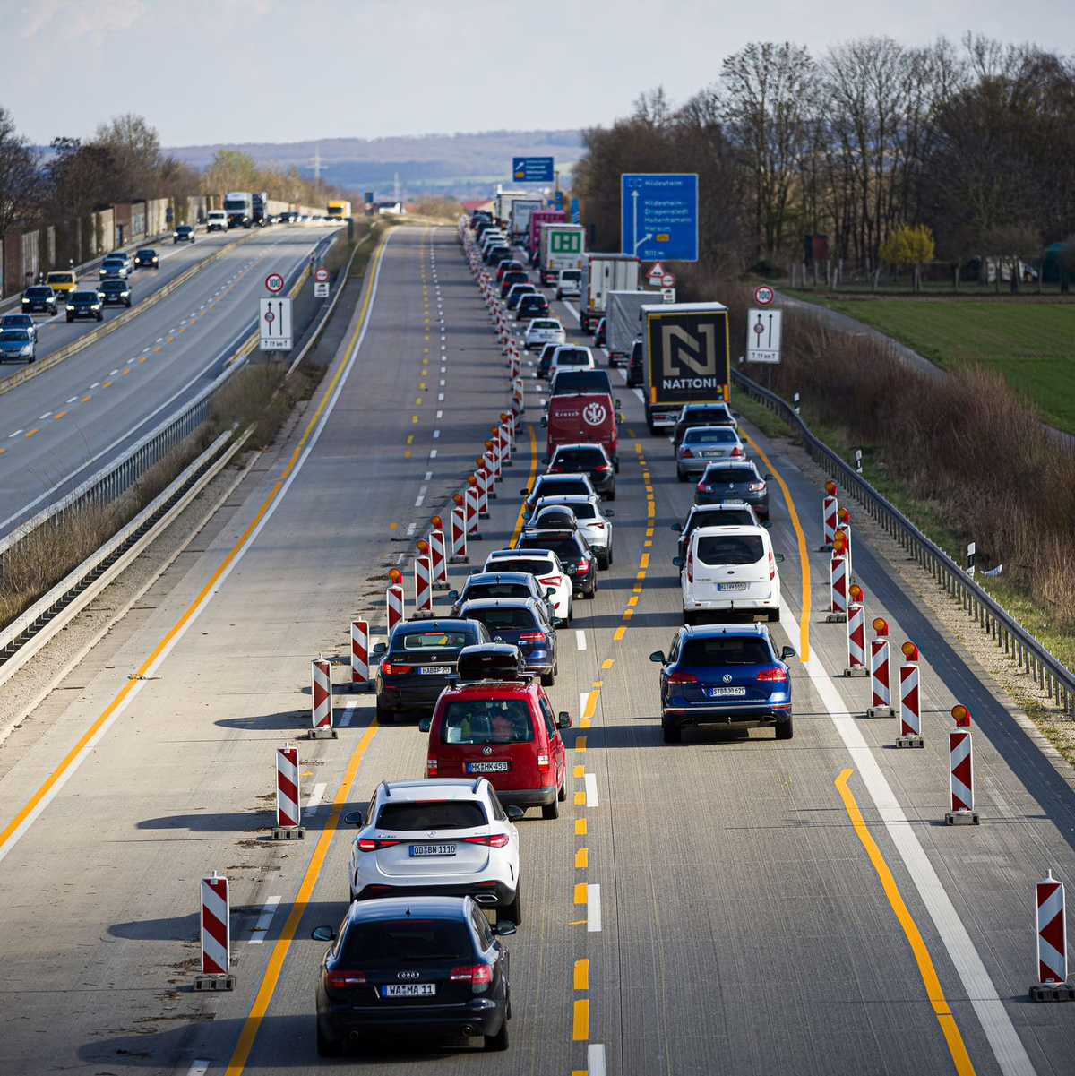 Reiseverkehr, Berufsverkehr und dann noch Baustellen auf der Autobahn - eine stauanfällige Kombination. (Archivbild) - Foto: Moritz Frankenberg/dpa