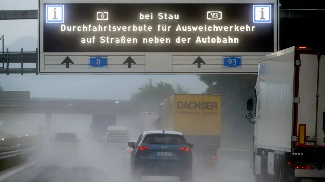 Bei Stau auf der Autobahn lieber die Landstraße nehmen? Das könnte in Bayern die Polizei auf den Plan rufen. (Archivbild) - Bild: Peter Kneffel/dpa