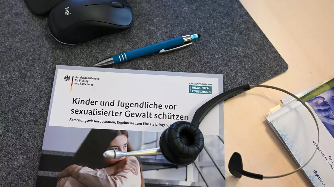 Eine 14-Jährige soll in einem Jugendzentrum von drei Jugendlichen sexuell missbraucht worden sein. (Symbolbild) - Bild: Jens Kalaene/dpa/dpa-tmn