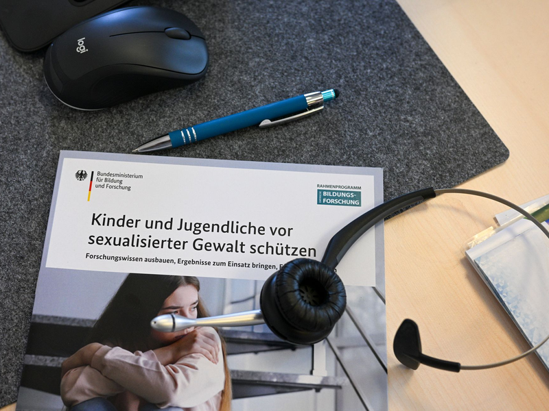 Eine 14-Jährige soll in einem Jugendzentrum von drei Jugendlichen sexuell missbraucht worden sein. (Symbolbild) - Foto: Jens Kalaene/dpa/dpa-tmn