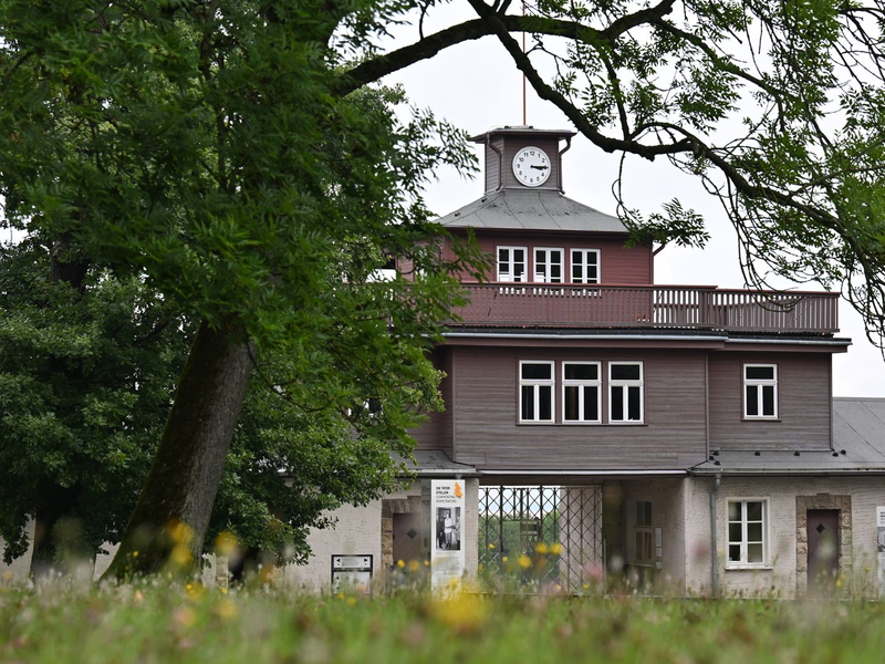 Zwei Verbände kritisieren einen geplanten Auftritt des Kulturstaatsministers Wolfram Weimer beim Gedenken an die Befreiung des Konzentrationslagers Buchenwald. (Archivbild) - Foto: Martin Schutt/dpa