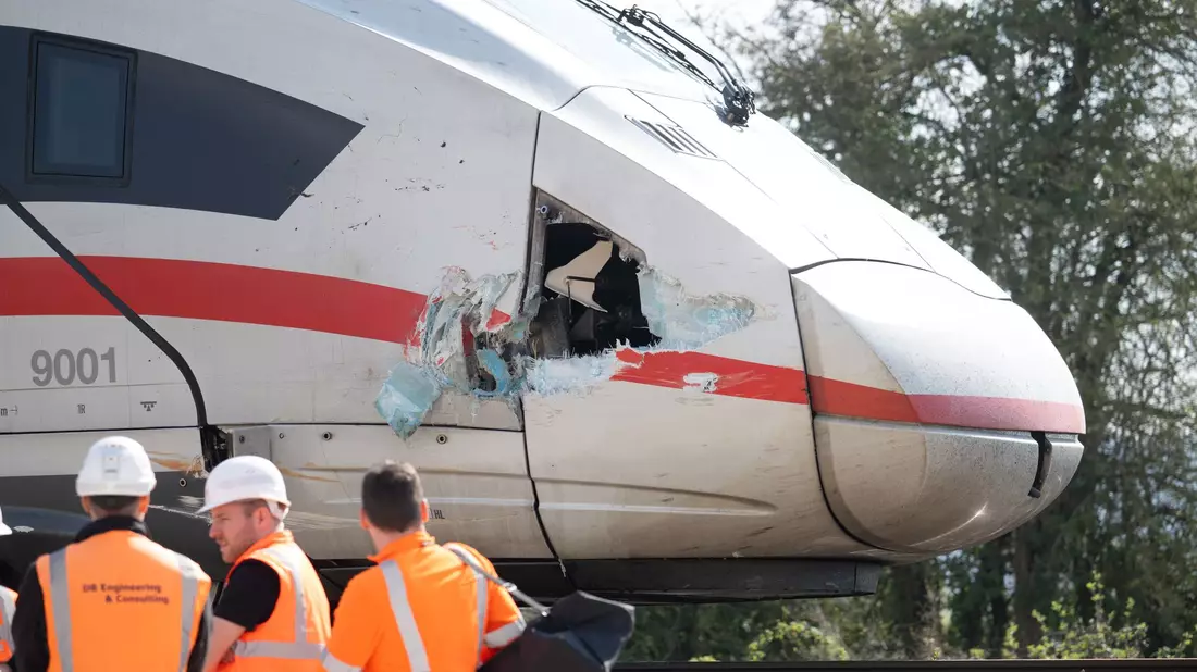 Der durch die Kollision mit einem Baggerarm beschädigte ICE steht bei Gelnhausen auf freier Strecke. - Bild: Boris Roessler/dpa