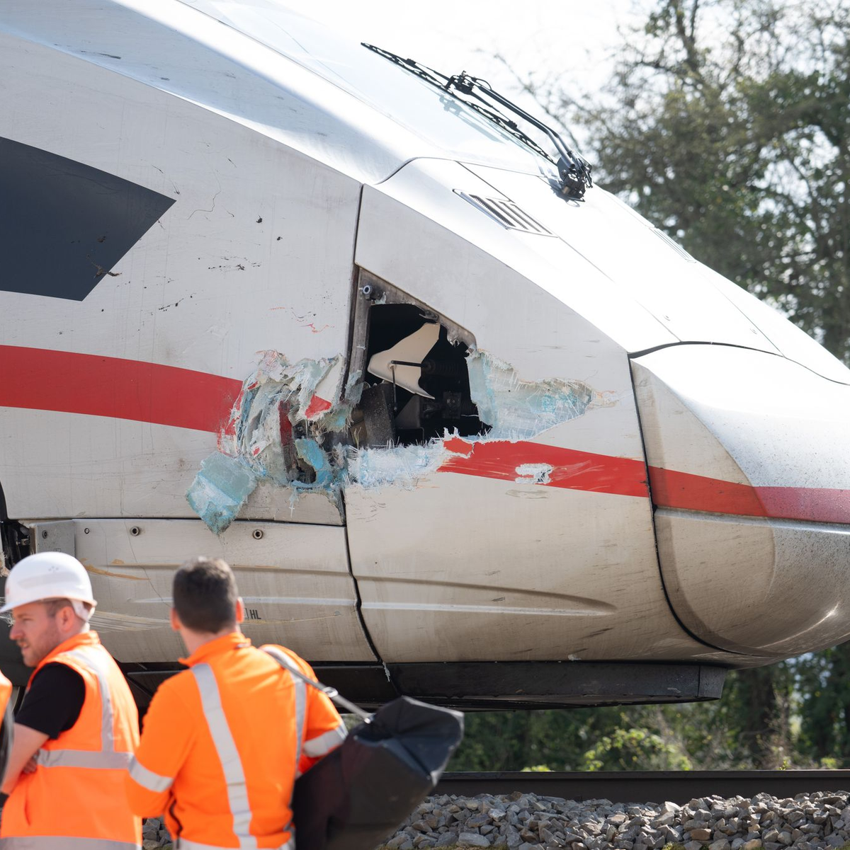 Der durch die Kollision mit einem Baggerarm beschädigte ICE steht bei Gelnhausen auf freier Strecke. - Foto: Boris Roessler/dpa