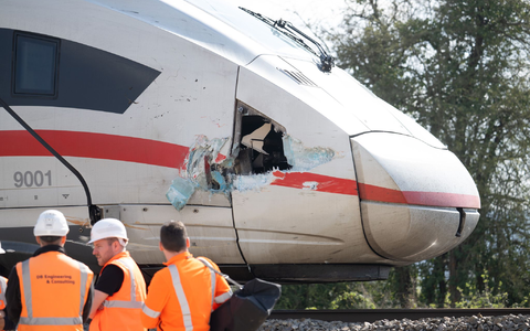 Der durch die Kollision mit einem Baggerarm beschädigte ICE steht bei Gelnhausen auf freier Strecke. - Foto: Boris Roessler/dpa