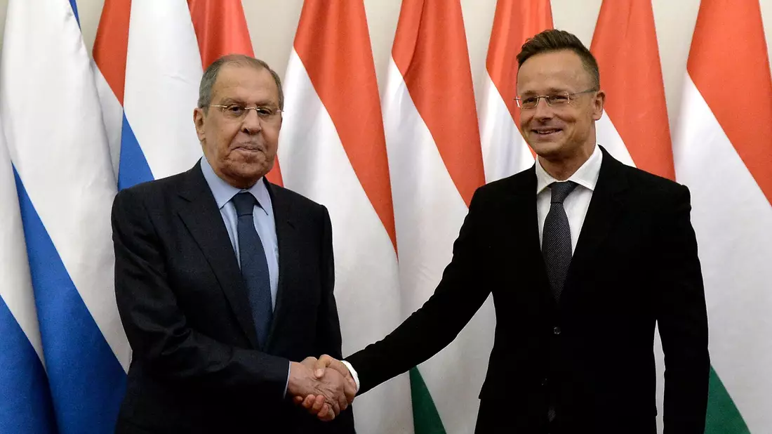 Ungarns Außenminister Peter Szijjarto soll laut Medienberichten seinem russischen Kollegen Sergej Lawrow EU-Interna übermittelt haben. - Bild: Lajos Soos/MTI/AP/dpa