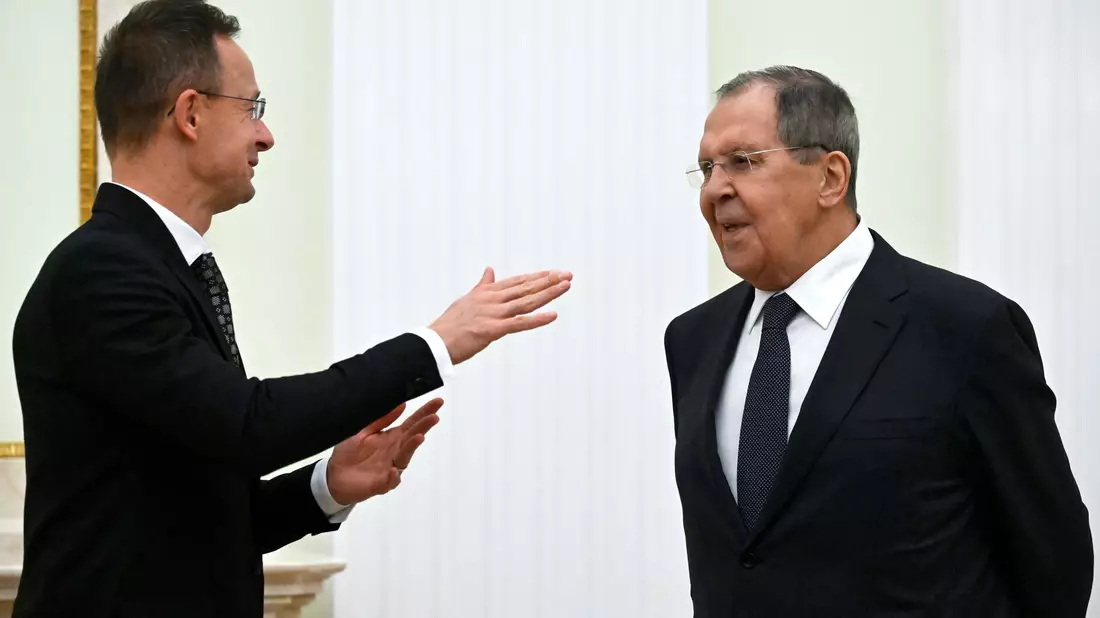 Ungarns Außenminister Peter Szijjarto soll laut Medienberichten seinem russischen Kollegen Sergej Lawrow EU-Interna übermittelt haben. - Bild: Alexander Nemenov/Pool AFP via AP/dpa