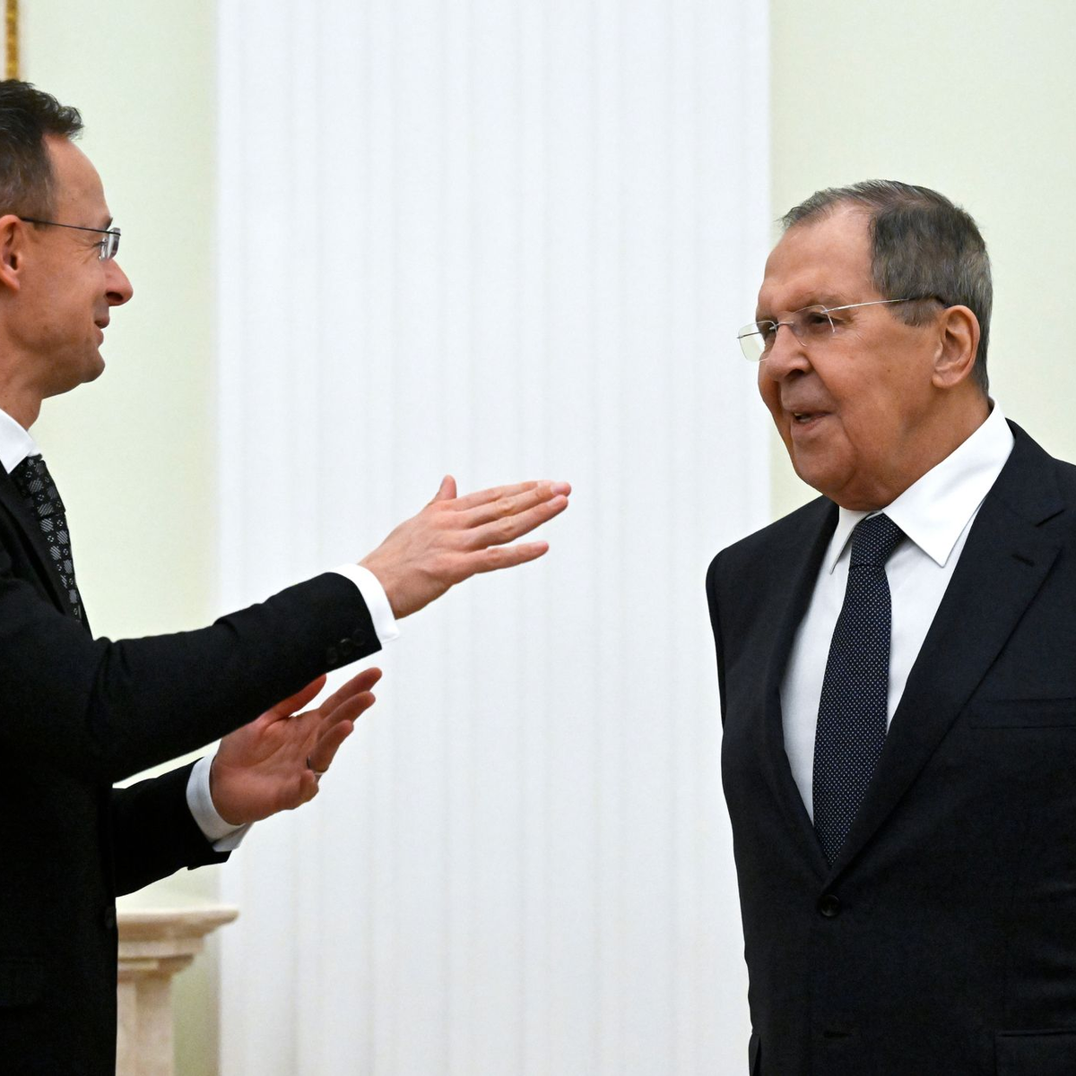 Ungarns Außenminister Peter Szijjarto soll laut Medienberichten seinem russischen Kollegen Sergej Lawrow EU-Interna übermittelt haben. - Foto: Alexander Nemenov/Pool AFP via AP/dpa