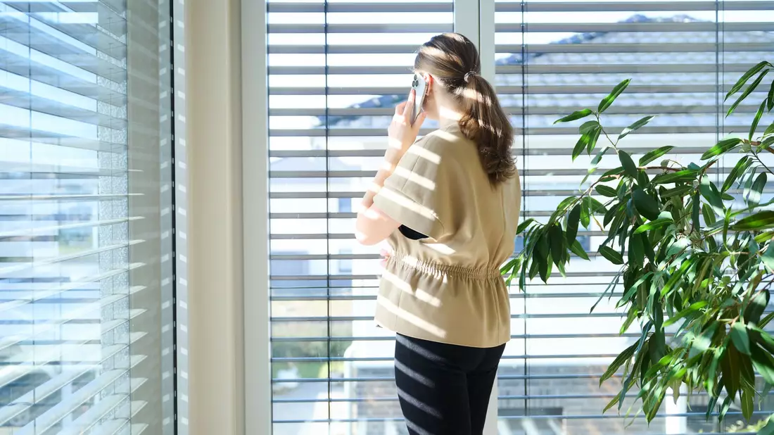 Immer mehr Arbeitnehmerinnen und Arbeitnehmer erhalten ein Diensthandy. - Bild: Annette Riedl/dpa