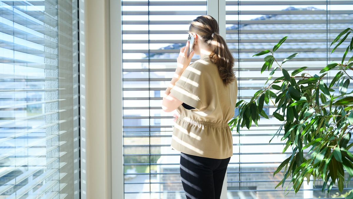 Immer mehr Arbeitnehmerinnen und Arbeitnehmer erhalten ein Diensthandy. - Foto: Annette Riedl/dpa
