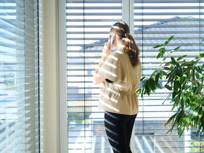 Immer mehr Arbeitnehmerinnen und Arbeitnehmer erhalten ein Diensthandy. - Foto: Annette Riedl/dpa