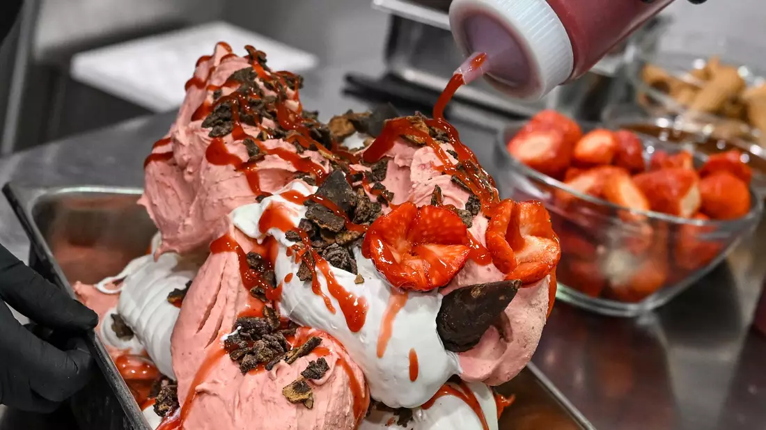 Pinocchio ist eine Melange aus Milcheis und Erdbeersorbet. - Bild: Jens Kalaene/dpa