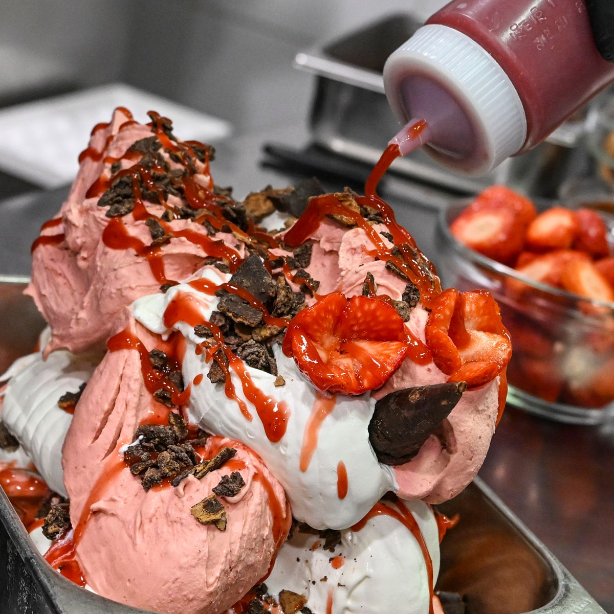 Pinocchio ist eine Melange aus Milcheis und Erdbeersorbet. - Foto: Jens Kalaene/dpa