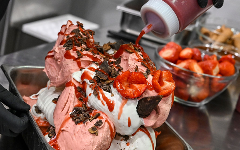 Pinocchio ist eine Melange aus Milcheis und Erdbeersorbet. - Foto: Jens Kalaene/dpa