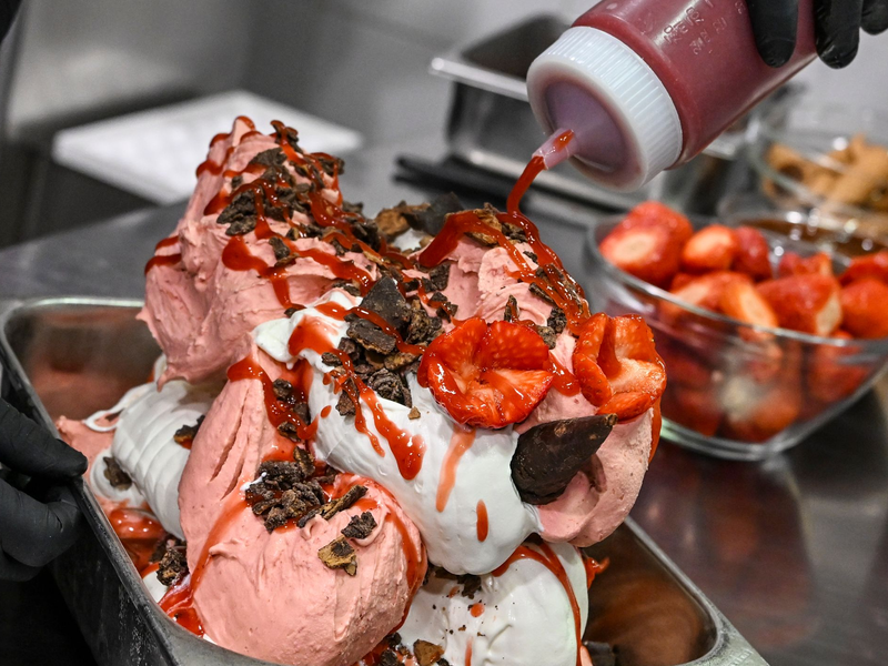 Pinocchio ist eine Melange aus Milcheis und Erdbeersorbet. - Foto: Jens Kalaene/dpa